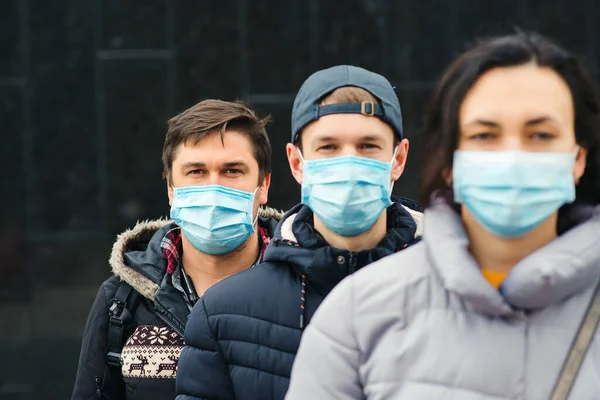 コロナウイルスの流行 顔のマスクを屋外で身に着けている 若いボランティアのグループ コロナウイルスの隔離 世界的なパンデミック 世界的なコロナウイルスの発生 — ストック写真