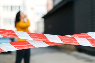 Evde kal. Coronavirus karantinası. Enfeksiyon riskini azaltır, virüsü yayar. Sakin olun. Coronavirüs salgını. Kendini karantinaya alarak evde kalmak. Salgını yavaşlatmaya ve virüsün yayılmasını korumaya yardım et.