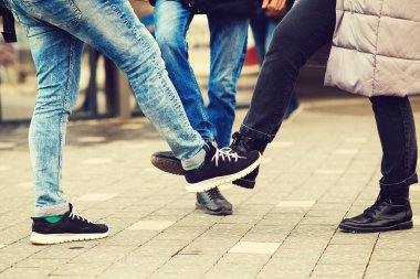 Ayaklar çarpma stili. Coronavirus küresel salgını. Ayakla selamlaşan arkadaşlar. Dünya çapında karantina. Coronavirüs salgını. Selamlaşmanın ayak sallama şekli. Coronavirüs salgını. Covid-19 salgını.