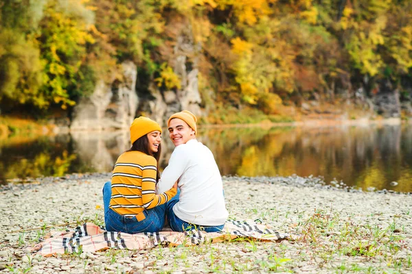 Namorado Com Namorada Passeio Perto Lago Outono Casal Moda Estilo — Fotografia de Stock