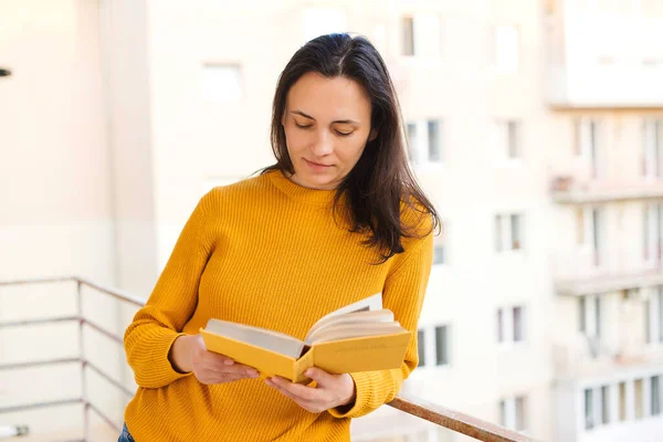 Frau Liest Auf Dem Balkon Ein Buch Bleiben Sie Hause — Stockfoto