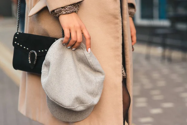 Mulher Segurar Boné Perto Jovem Com Bolsa Preta Moda Primavera — Fotografia de Stock