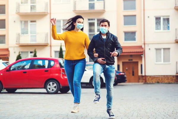 Young Couple Protective Medical Mask Face Outdoors Coronavirus Spread Prevention — Stock Photo, Image