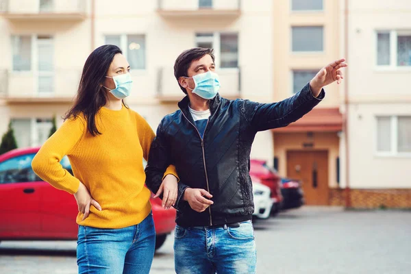 Pasangan Muda Mengenakan Masker Medis Luar Ruangan Gaya Hidup Musim — Stok Foto