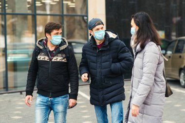 Dışarıdaki tıbbi maskeli insanlar. Coronavirüs salgını. İnsanlar sokakta konuşuyor. Coronavirus karantinası. Yüz maskesi takan arkadaşlar. Covid-2019 salgını. Coronavirus küresel salgını.