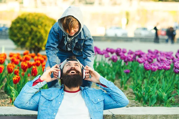 Padre Hijo Disfrutando Música Aire Libre Padre Joven Que Usa — Foto de Stock