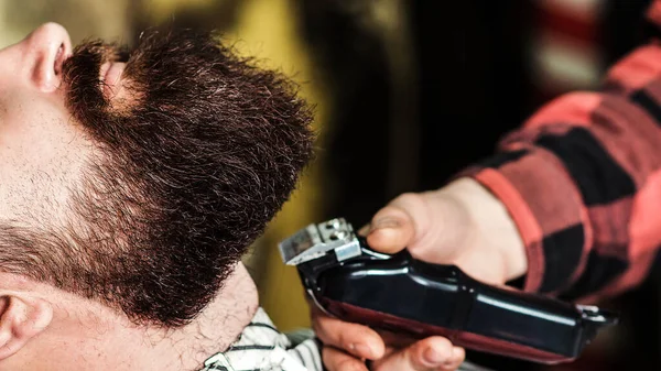 Tipo Barbudo Brutal Cortarse Barba Por Peluquería Peluquería Cerca Conseguir — Foto de Stock