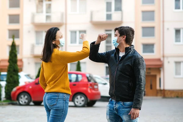 Φίλοι Χαιρετισμοί Αγκώνες Εξωτερικούς Χώρους Γυναίκα Και Άντρας Φοράνε Μάσκα — Φωτογραφία Αρχείου