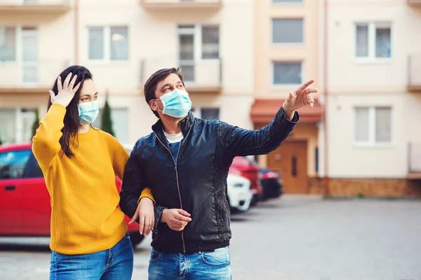Orang Bertopeng Wajah Dengan Emosi Positif Pandemi Coronavirus Global Pasangan — Stok Foto