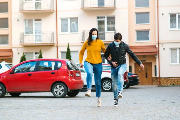 Paar Mit Mundschutz Vor Dem Haus Coronavirus Ausbruch Gute Laune — Stockfoto