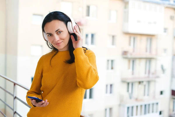 Сиди Дома Женщина Слушает Музыку Балконе Женщина Мобильным Телефоном Беспроводными — стоковое фото