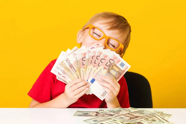 Gelukkig Kind Dat Fan Van Geld Geld Voor Toekomstig Onderwijs — Stockfoto