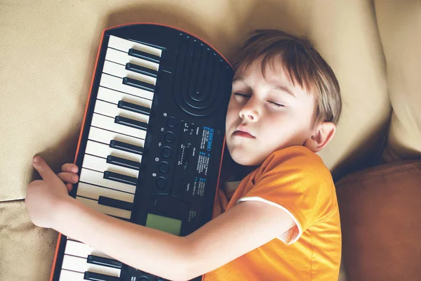 Sonhador Quer Ser Músico Menino Cansado Dormindo Com Sintetizador Sofá — Fotografia de Stock