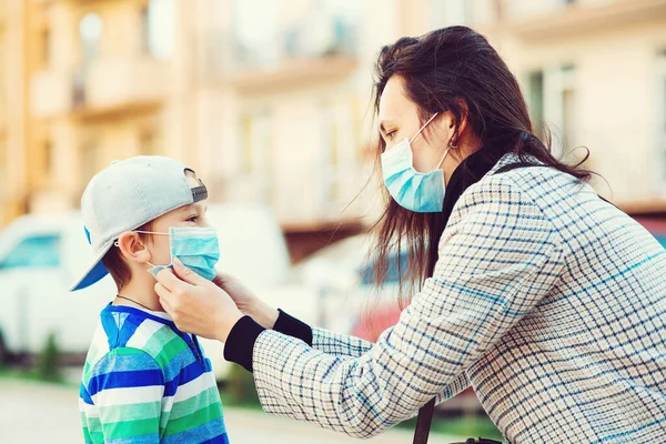 Anya Arcvédő Maszkot Tesz Fiára Szabadban Állítsa Meg Koronavírus Terjedését — Stock Fotó