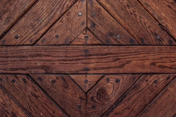 古い木製のドア クローズアップ 伝統的な木製のドア 板と古い素朴な木製の表面 古い木製の板板壁 壁紙のデザイン — ストック写真