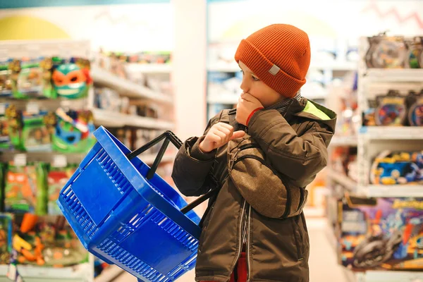 Kleine Jongen Die Speelgoed Kiest Supermarkt Jongen Moeilijk Het Beste — Stockfoto