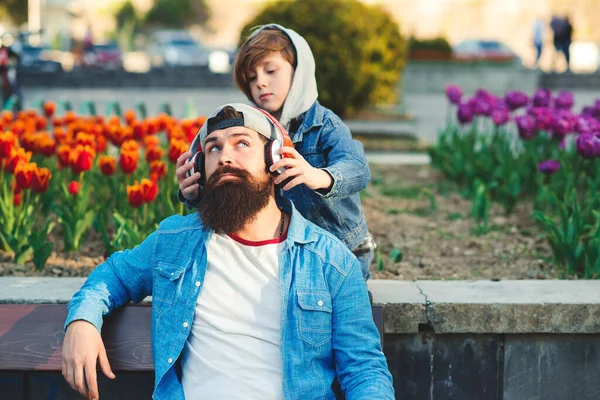 Padre Hijo Escuchan Música Con Teléfonos Aire Libre Padre Joven — Foto de Stock