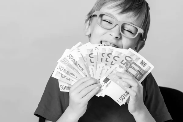 Kleine Jongen Die Fan Van Geld Geld Voor Toekomstig Onderwijs — Stockfoto