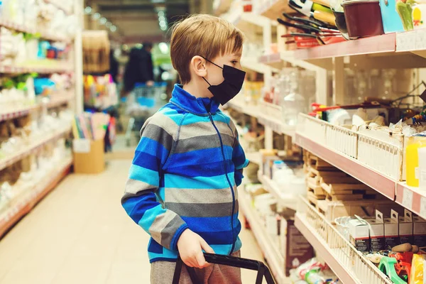 Jongen Draagt Een Beschermd Masker Petto Kind Met Boodschappenmandje Supermarkt — Stockfoto