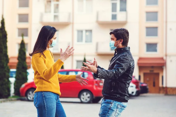 Couple Talking Laughing Outdoors Spring Lifestyle 2020 Quarantine Springtime Coronavirus — Stock Photo, Image