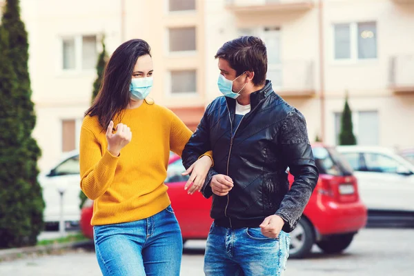 Couple Talking Laughing Outdoors Spring Lifestyle 2020 Quarantine Springtime Coronavirus — Stock Photo, Image