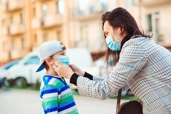 Coronavirus Ausbruch Mutter Setzt Ihrem Sohn Eine Gesichtsschutzmaske Ins Freie — Stockfoto