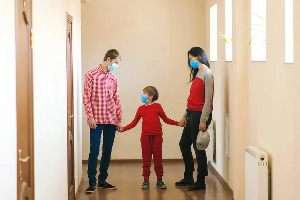 Rodina Nosí Ochranné Masky Prevence Koronaviru Zůstaň Doma Domácí Karanténa — Stock fotografie