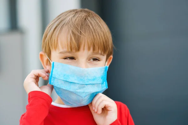 Kleine Jongen Zet Gezichtsbescherming Masker Buiten Coronavirus Uitbraak Kind Draagt — Stockfoto