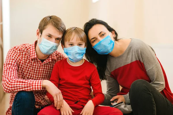 Fiatal Család Orvosi Maszkban Koronavírus Megelőzése Maradj Otthon Házi Karantén — Stock Fotó