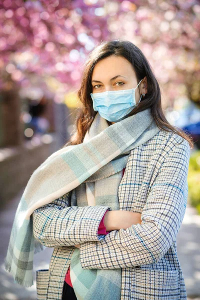 Жінка Носить Маску Вулиці Маска Безпеки Запобігання Коронавірусу Світовий Спалах — стокове фото