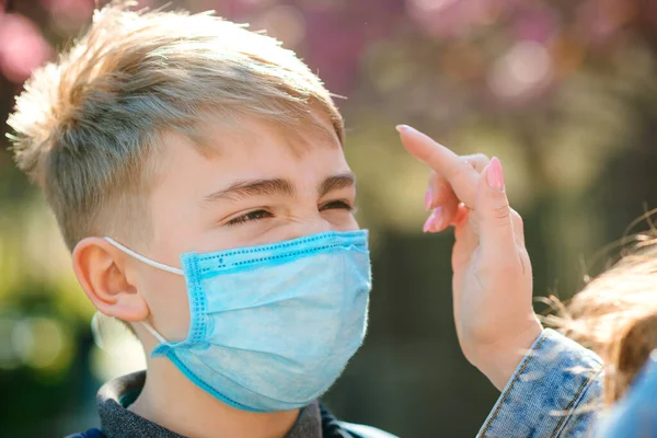 Anne Oğluna Dışarıda Bir Yüz Koruyucu Maske Takıyor Coronavirus Hastalık — Stok fotoğraf