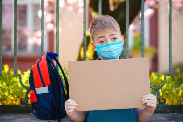 Schoolboy Memakai Topeng Wajah Medis Siswa Dengan Ransel Luar Ruangan — Stok Foto