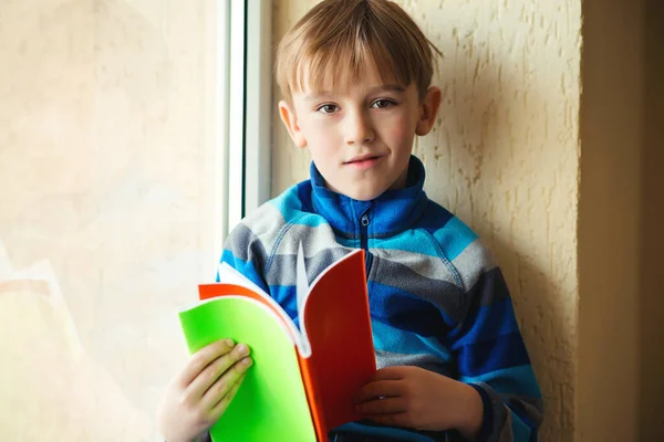 Школярка Книжками Біля Вікна Повернутися Школи Усміхнена Дитина Читає Книжку — стокове фото
