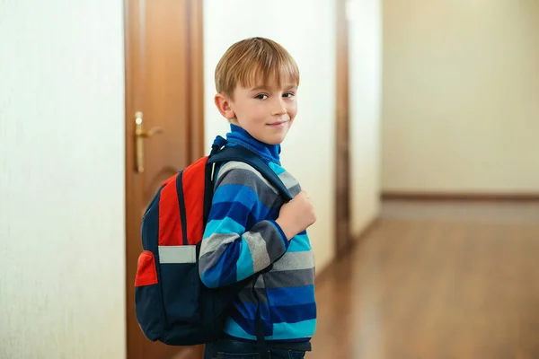 Rapaz Giro Com Mochila Para Aula Volta Escola Estudante Corredor — Fotografia de Stock