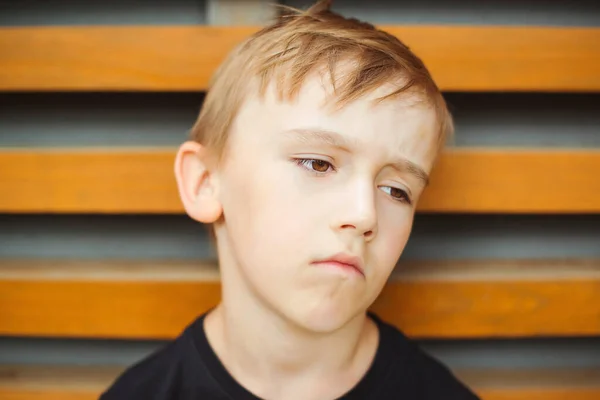 Portretul Unui Băiat Sumbru Supărat Copil Emoții Negative Depresive Pesimiste — Fotografie, imagine de stoc