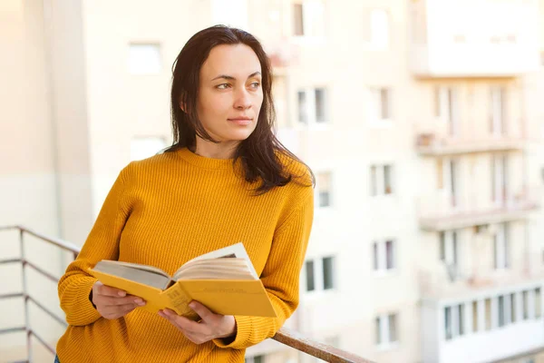 Söt Flicka Läser Bok Balkongen Kvinnan Njuter Vila Isolering Hemma — Stockfoto