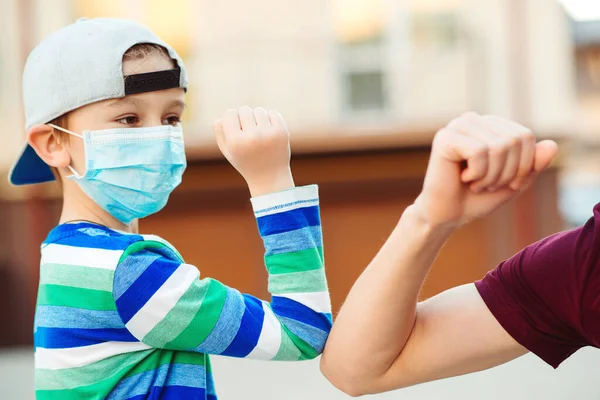 Ayah Dan Anak Bertemu Siku Luar Ruangan Karantina Coronavirus Konsep — Stok Foto