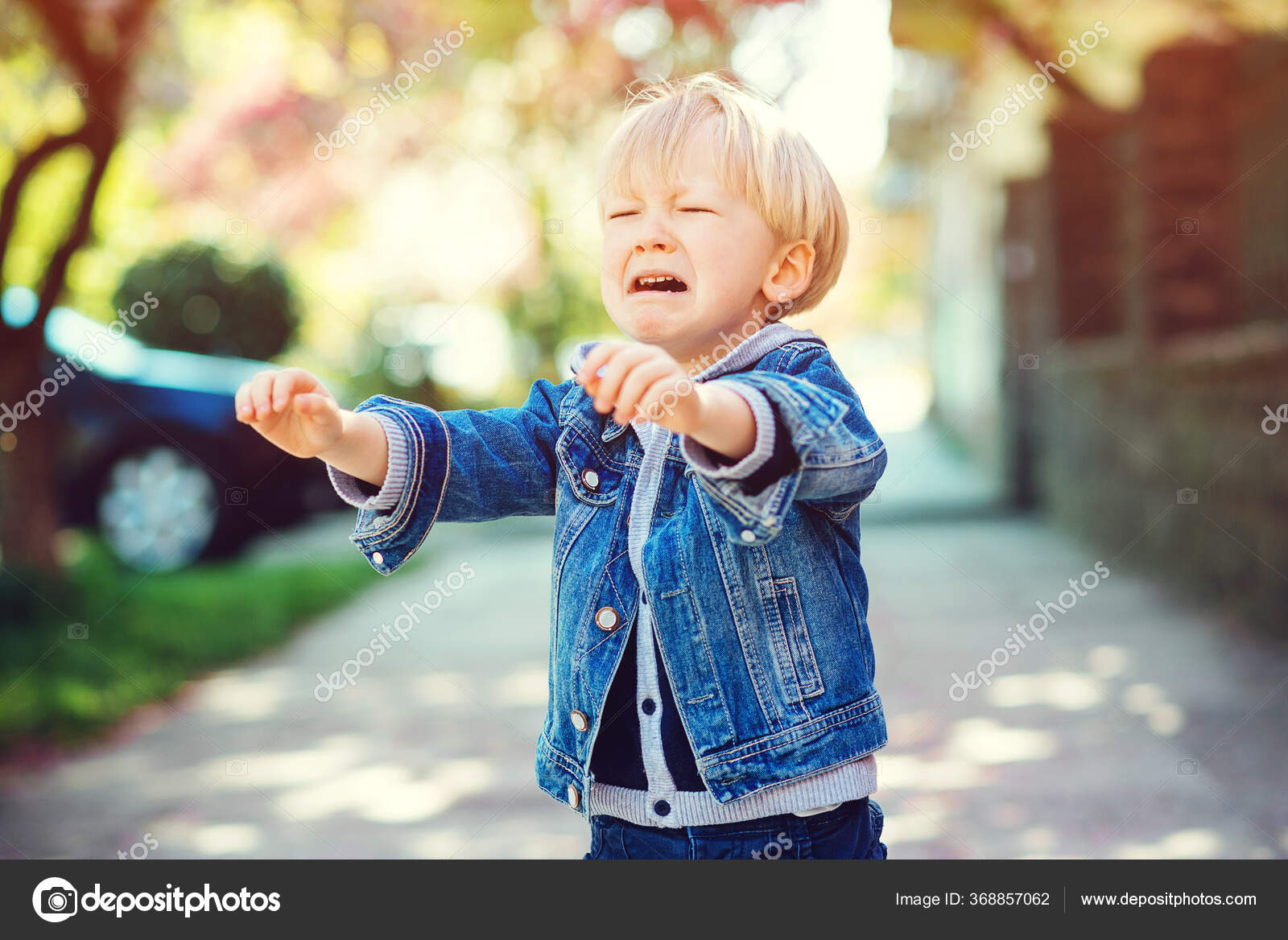 Doux Garçon Blond Pleurant L'extérieur Petit Fils Tire Les Poignées — Photo  de stock par ©Volurol - 368857062, image size:1600x1168