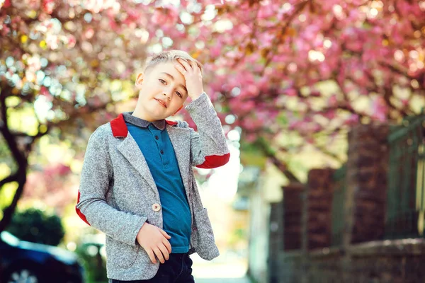 Netter Lächelnder Kleiner Junge Freien Stilvoller Kinderspaziergang Entlang Der Frühlingsstraße — Stockfoto