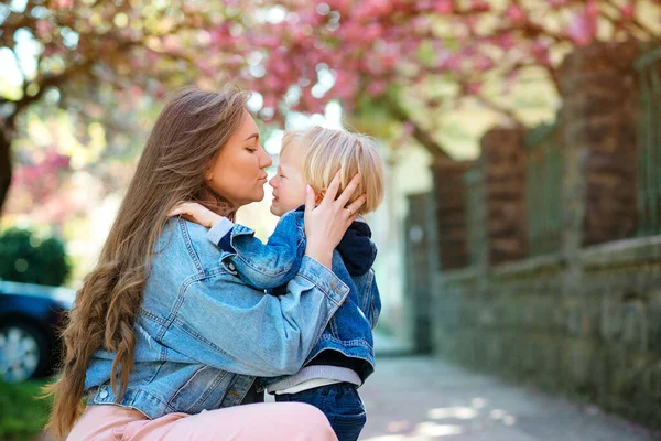 Madre Calmando Triste Hijo Aire Libre Mamá Con Bebé Molesto — Foto de Stock