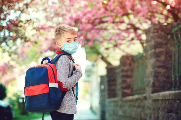 Schuljunge Mit Mundschutz Während Des Coronavirus Ausbruchs Junge Der Nach — Stockfoto