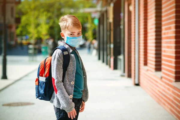 Schoolboy Mengenakan Masker Wajah Selama Epidemi Kembali Konsep Sekolah Anak — Stok Foto