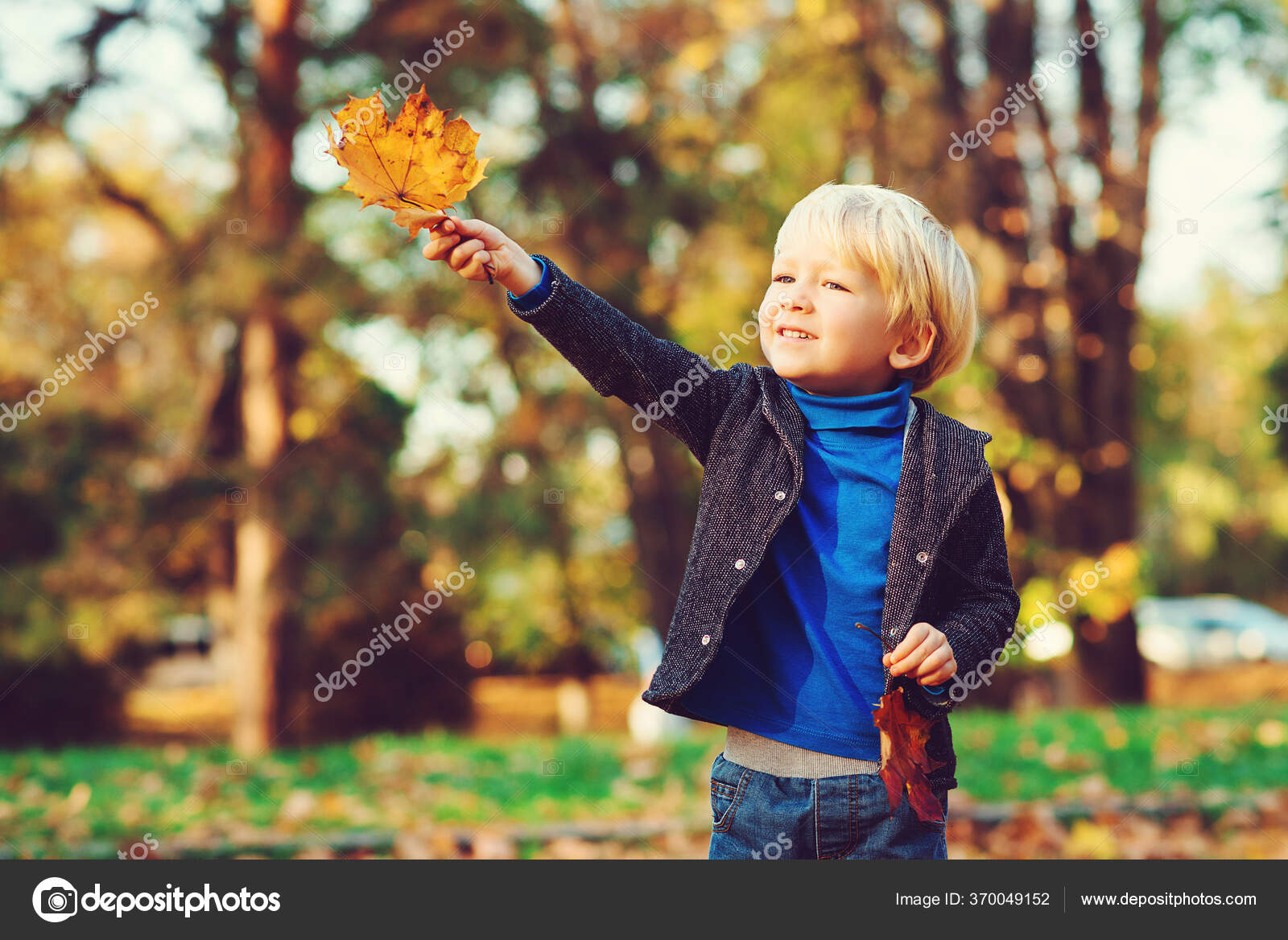 밖에서 단풍나무 잎가지고 귀여운 공원에서 한아이 어린아이들은 유행하는 청바지를 입는다 — 스톡 사진 © Volurol #370049152, image size:1600x1168