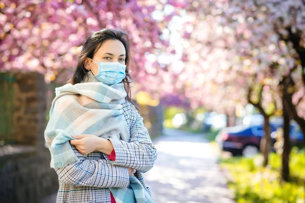 Wanita Muda Dengan Topeng Wajah Jalan Musim Semi Covid Pandemi — Stok Foto
