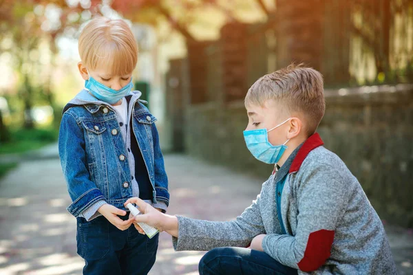 Fratelli Carini Che Indossano Maschere Facciali All Aperto Bambini Che — Foto Stock