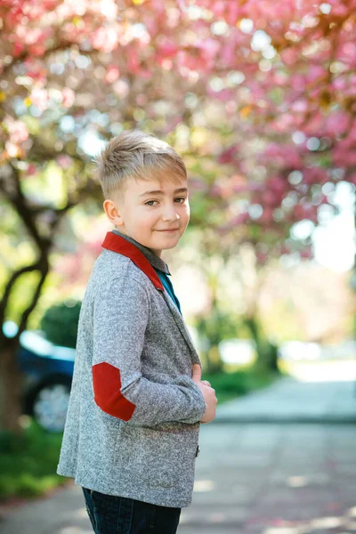 Modieus Kind Lente Buiten Portret Van Een Knappe Jongen Leuke — Stockfoto