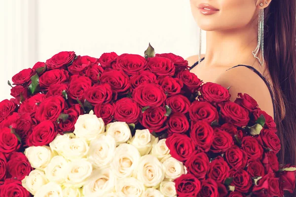 Femme Tient Bouquet Luxe Roses Rouges Bouquet Cent Roses Pour — Photo