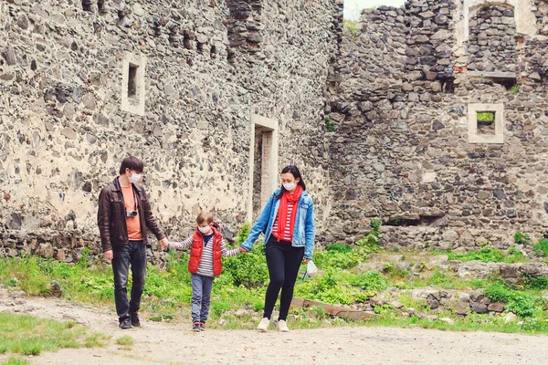 Aile Tatili Oğlu Dışarıda Maske Takan Ebeveynler Eski Castle Duric — Stok fotoğraf