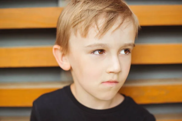 動揺悲観的な少年の肖像画 悲観的な抑うつ負の感情を持つ子供 退屈児 顔の表情 悲しい少年だ 不幸な孤独な少年が何かを考えて — ストック写真