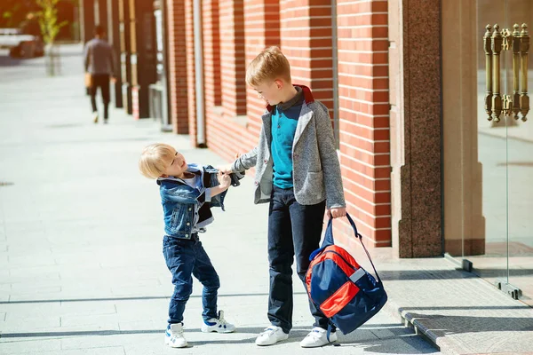 Studenti Con Zaino Che Vanno Scuola Fratelli Alla Moda All — Foto Stock